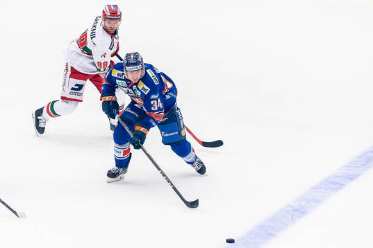 Växjös Niclas Burström jagas av Moras Spencer Abbott