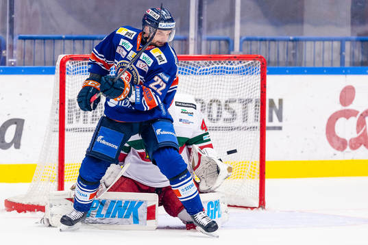 Växjös Janne Pesonen oroar framför Moras mål