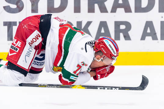 Moras Marek Daloga tar sig för ansiktet