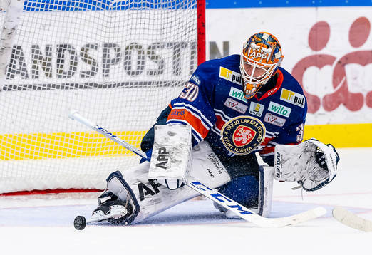Växjös målvakt Viktor Fasth stoppar en puck