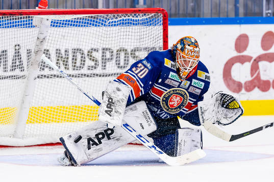 Växjös målvakt Viktor Fasth stoppar en puck