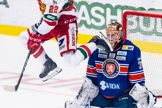 Växjös målvakt Viktor Fasth med en skridsko framför
