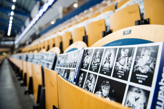 Lappar med tidigare kaptener i HV71 instuckna i stolar på