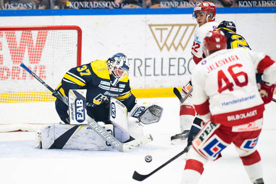 s målvakt Jonas Gunnarsson räddar från Timrås Janne