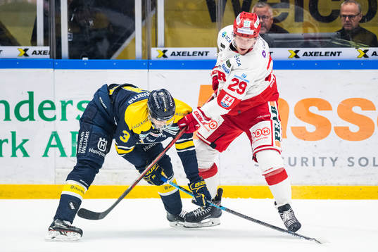 s Markus Lauridsen och Timrås Morten Madsen i närkamp
