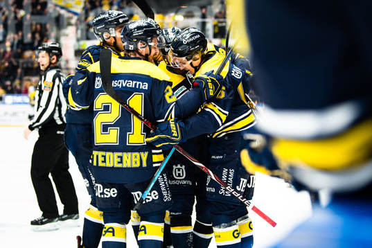 s Markus Ljungh jublar med lagkamrater