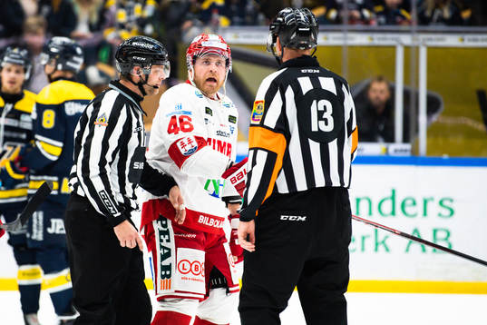 Timrås Janne Jalasvaara regerar mot domaren uefter att han