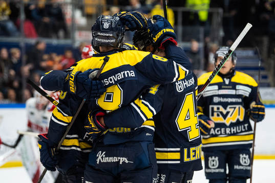 s Nils Andersson jublar med lagkamrater