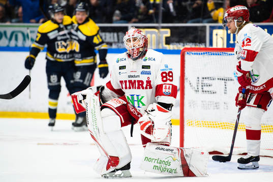 Timrås målvakt Niklas Svedberg deppar
