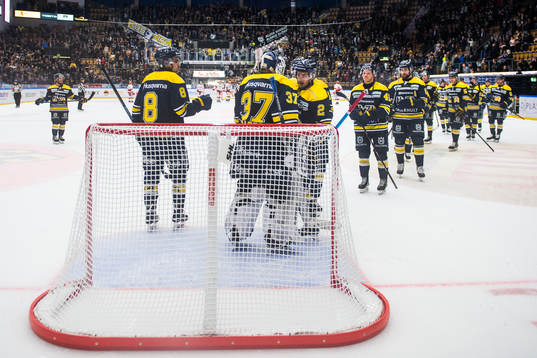 s målvakt Jonas Gunnarsson kramas om av lagkamrater när