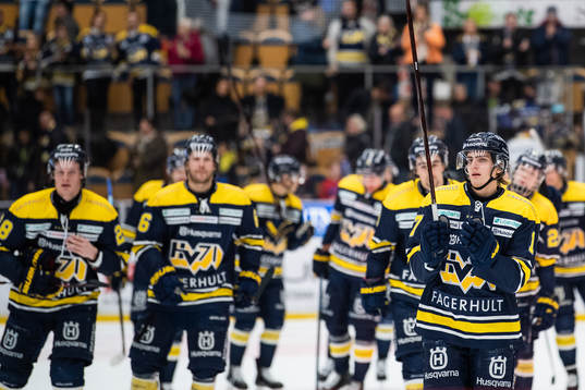 s Isac Brännström och lagkamrater jublar och tackar