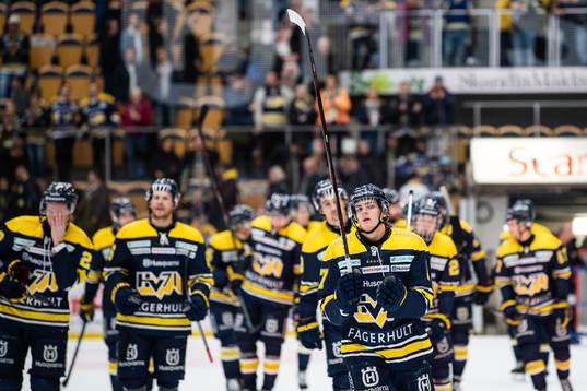 s Isac Brännström och lagkamrater jublar och tackar