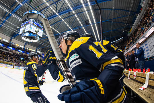 s Simon Önerud jublar med Isac Brännström