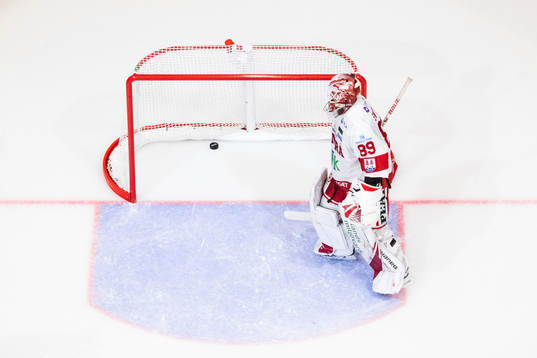 Timrås målvakt Niklas Svedberg deppar