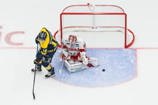 s Joakim Andersson framför Timrås målvakt Niklas