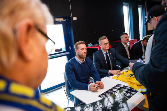 Martin Thörnberg och Johan Davidsson skriver autografer