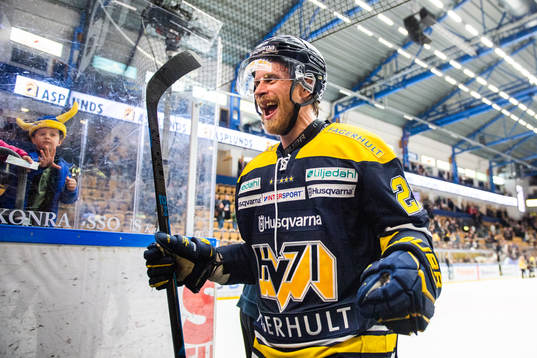 s Mattias Tedenby jublar när han lämnar isen