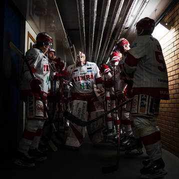 Timrås målvakt Niklas Svedberg (mitten)