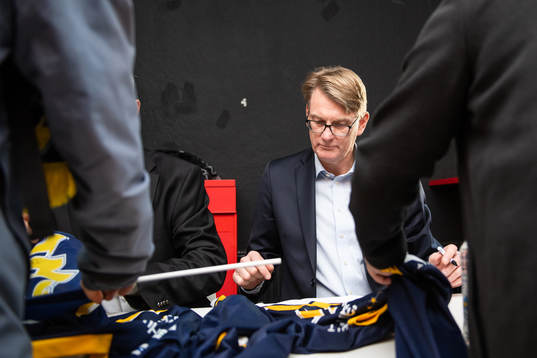 Före detta HV71-kaptenen Thomas Lindster signerar tröjor