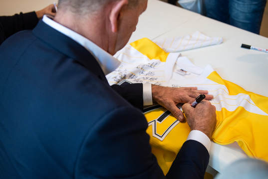 Före detta HV71-kaptenen Hasse Sjöö signerar en tröja