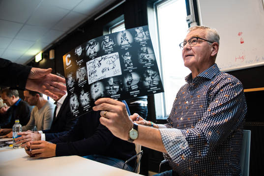 Före detta HV71-kaptenen Anders Wallin signerar en bild