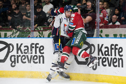 Linköpings Dan Pettersson tacklar Frölundas Max Friberg