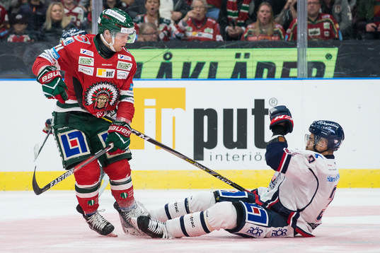 Frölundas Ryan Lasch tacklar Linköpings Almen Bibic