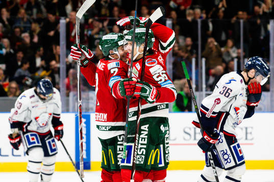 Frölundas Jacob Moverare jublar med lagkamrater