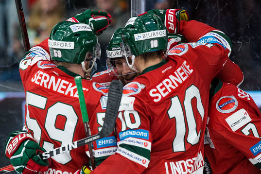 Frölundas Joel Lundqvist jublar och omfamnas av lagkamrater