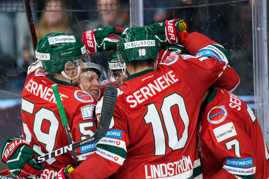 Frölundas Joel Lundqvist jublar och omfamnas av lagkamrater