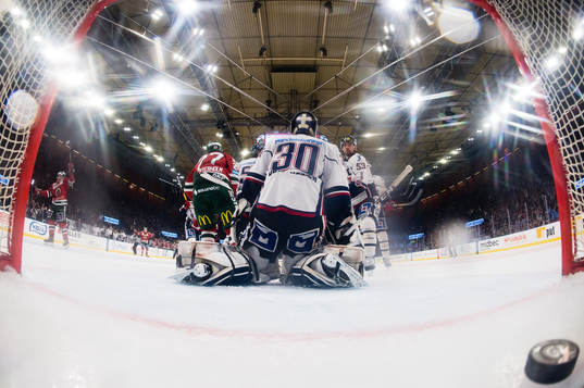Frölundas Pathrik Westerholm skjuter 3-1 bakom Linköpings