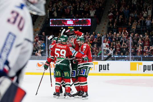 Frölundas Sebastian Stålberg jublar med lagkamrater