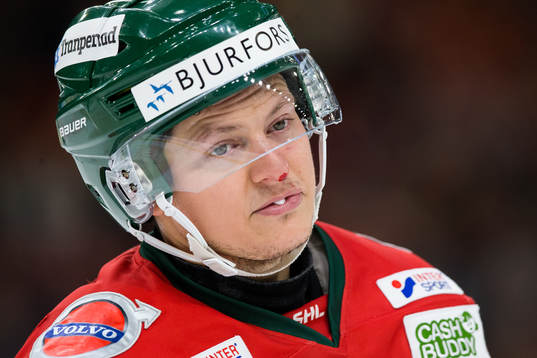 Frölundas Rhett Rakhshani med blodig näsa