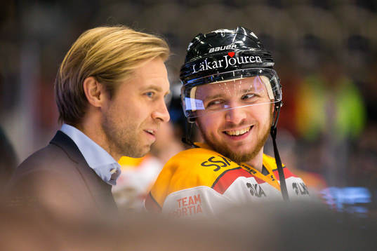 Luleås Robin Kovacs pratar med Luleås målvaktstränare