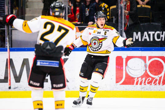 Luleås Erik Gustafsson och Nils Lundkvist jublar