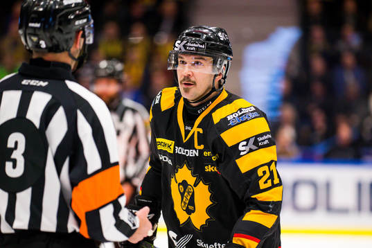 Skellefteås Jimmie Ericsson pratar med domare Linus Öhlund