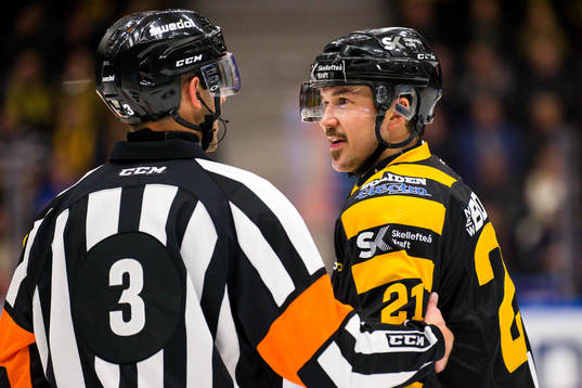 Skellefteås Jimmie Ericsson pratar med domare Linus Öhlund