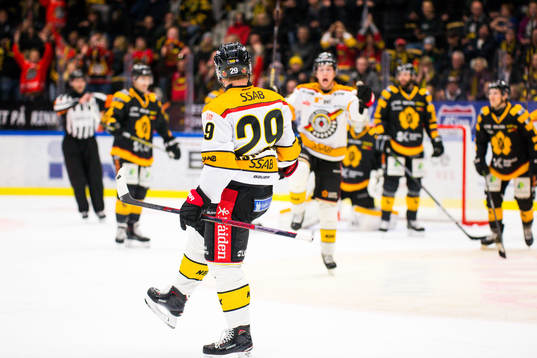 Luleås Erik Gustafsson jublar