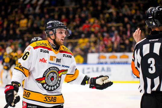 Luleås Robin Kovacs pratar med domare Linus Öhlund