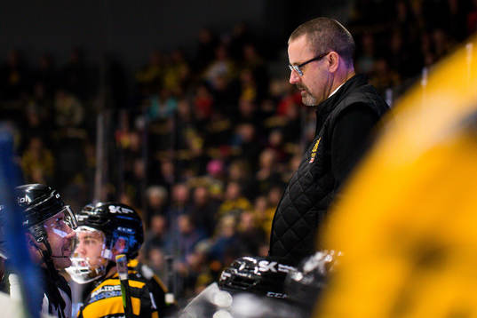 Skellefteås tränare Tommy Samuelsson pratar med domare