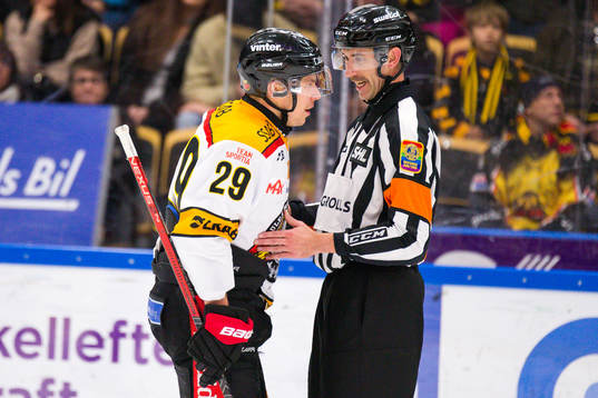 Luleås Erik Gustafsson pratar med domare Linus Öhlund