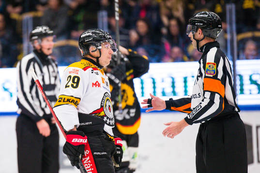 Luleås Erik Gustafsson pratar med domare Linus Öhlund