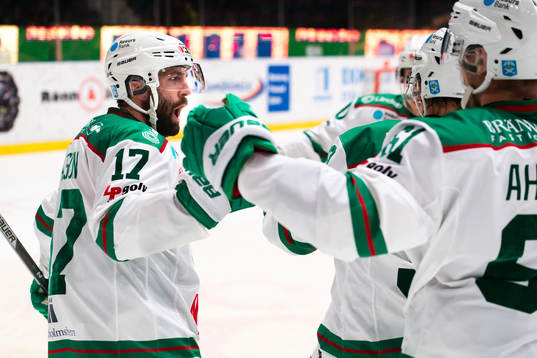 Rögles Taylor Matson jublar med lagkamrater