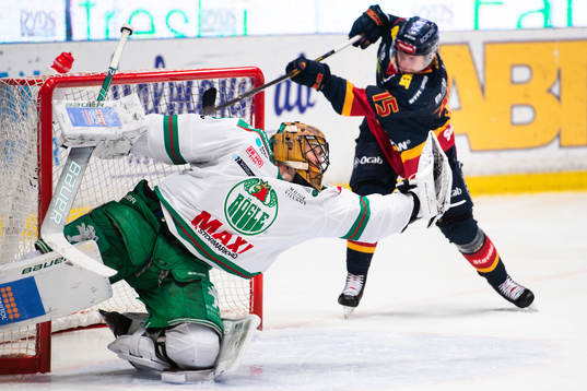 Rögles målvakt Justin Pogge räddar skott framför