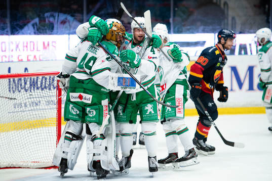 Rögles målvakt Justin Pogge och Kodie Curran jublar