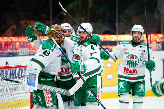 Rögles målvakt Justin Pogge och Kodie Curran jublar