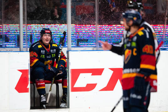 Djurgårdens Erik Walli-Walterholm deppar i utvisningsbåset
