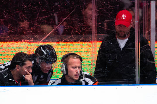 Domare Andreas Harnebring och Mikael Andersson vid en