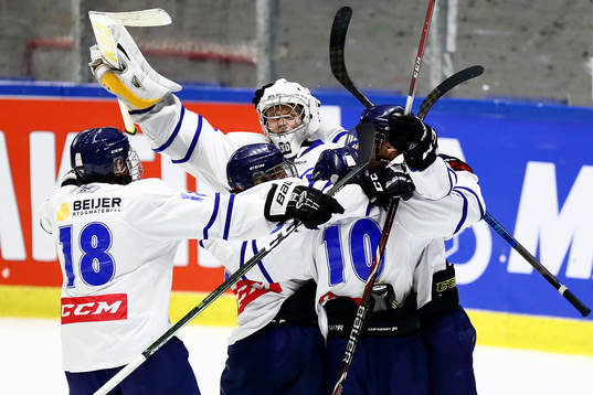 Västerbottens målvakt Nils Wallström jublar med sina