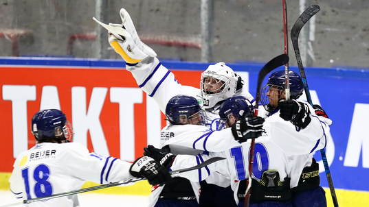 Västerbottens målvakt Nils Wallström jublar